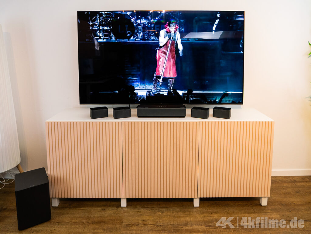 Die Satellitenlautsprecher der Ultimea Poseidon D80 Boom haben wir zum Hörtest natürlich im Raum verteilt. Der Subwoofer und die Soundbar haben jedoch ihren Platz behalten. Der TV ist übrigens der TCL C7K den wir ebenfalls getestet haben. 