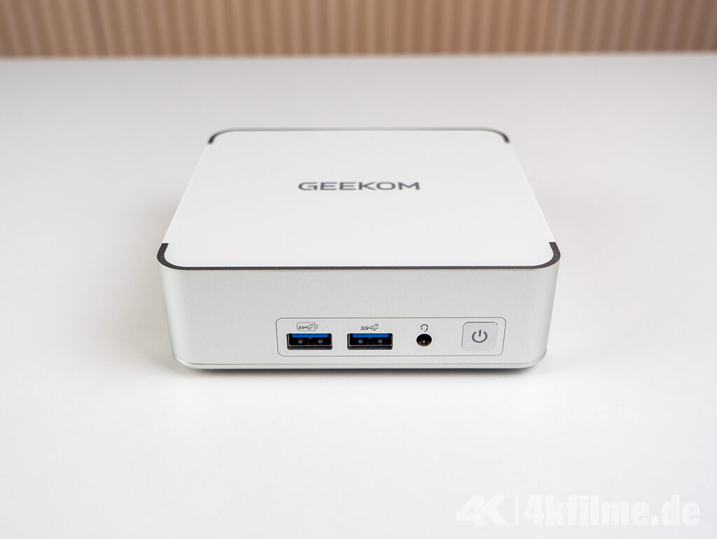 Die Front des Geekom XT13 PRO mit der "klassichen" Kombination aus zwei USB 3.2-Anschlüssen (Typ A) sowie dem kombinierten Kopfhörer/MIkrofon-Anschluss.