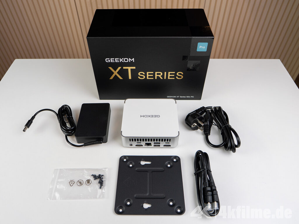 Der komplette Lieferumfang des Geekom XT13 Pro Mini-PCs mit Netzteil, VESA-Halterung und HDMI 2.0-Kabel.
