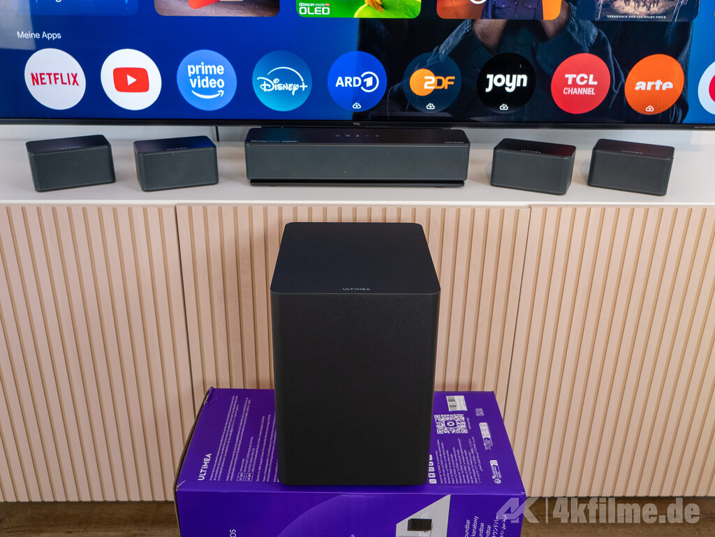 Die Hauptkomponenten der Ultimea Poseidon D80 Boom: Soundbar (Mitte), die vier Satellitenlautsprecher und der neue "XL"-Subwoofer
