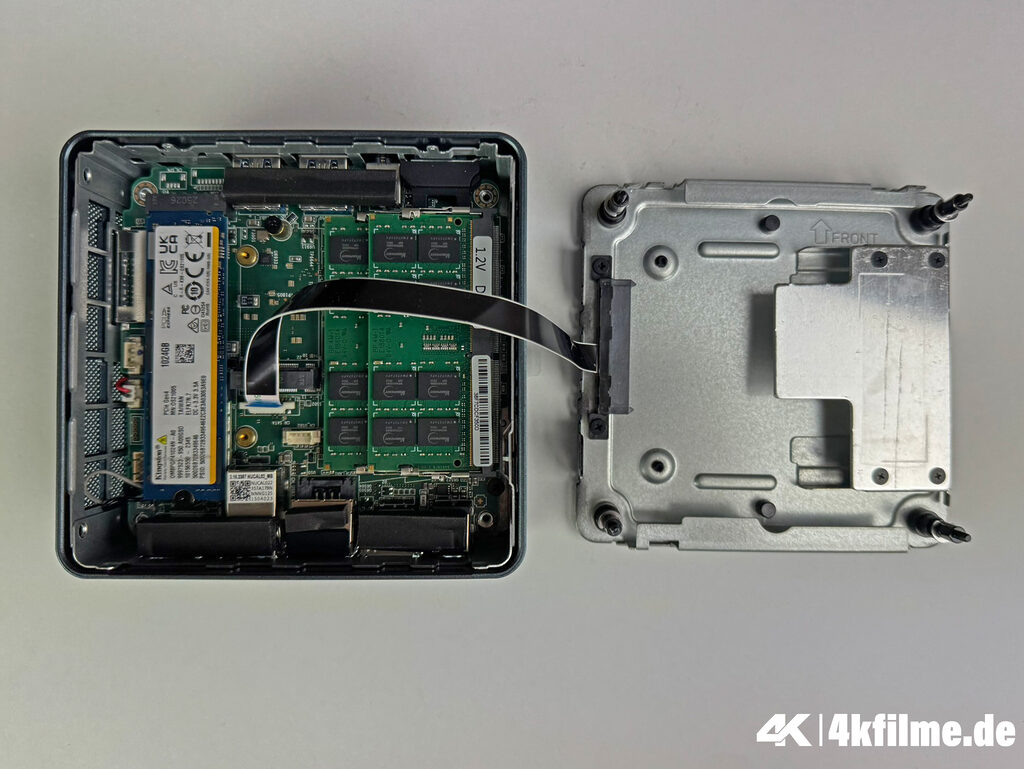 Das Innenleben des Geekom IT12 (2025-Edition) mit der SSD von Kingston (M.2 2280), dem DDR4-Speicher, einem freien M.2 2242-Port sowie ein Steckplatz für eine 2.5 Zoll SATA-Festplatte.