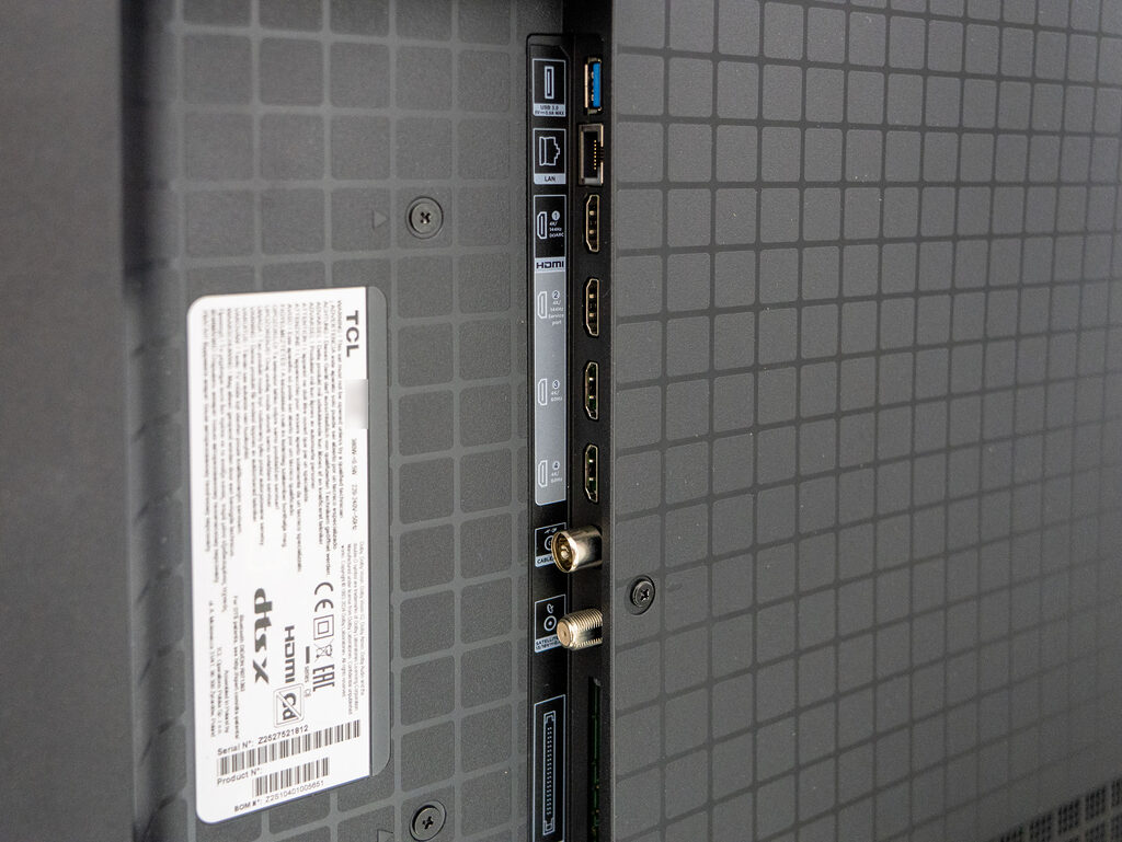 Die Anschlüsse inkl. zwei HDMI 2.1-Ports befinden sich allesamt auf der Rückseite des TCL Q8C (C8K) zur rechten Seite ausgerichtet (von vorne betrachtet)