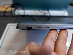 Die Anschlüsse auf der linken Seite der GeekBook Laptops