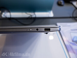 Die Anschlüsse auf der rechten Seite der GeekBook Laptops inkl. Kamera-Schalter