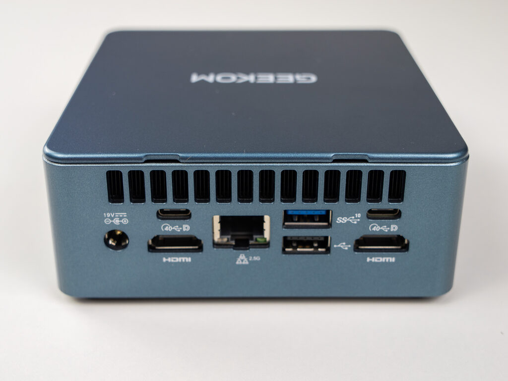 Der Großteil der Anschlüsse befindet sich auf der Rückseite des Geekom IT13 Mini-PCs (2025-Edition)