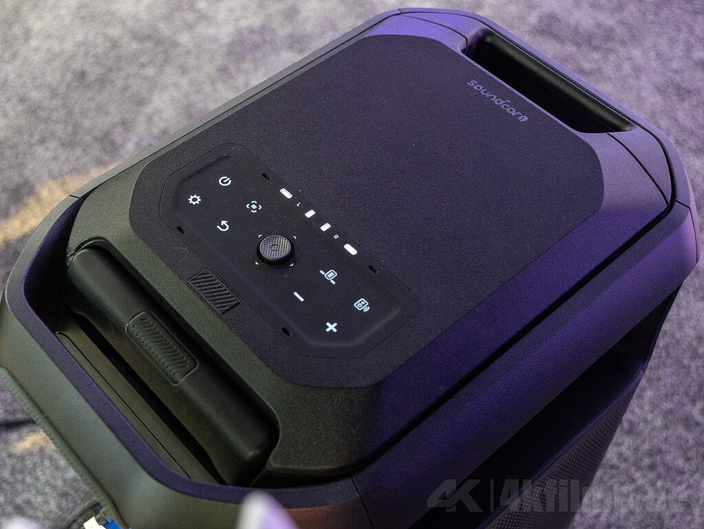 Touch-Bedienelemente und Steuer-Joystick auf der Oberseite des Nebula X1 Pro