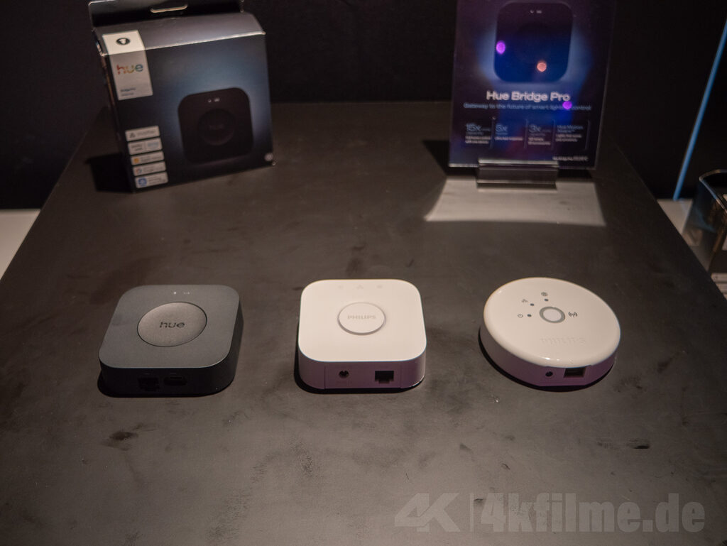 Die Evolution der Philips Hue Bridge: (von rechts) Hue Bridge Generation One, Hue Bridge, Hue Bridge Pro