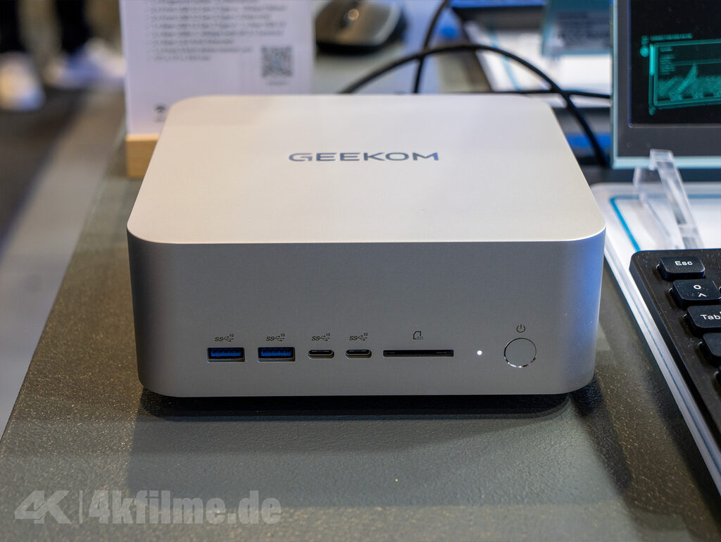 Der Geekom A9 Mega ist mit 17 x 17 x 7 cm etwas wuchtiger. Die Leistung ist im Vergleich zur Größe jedoch verhältnismäßig hoch!