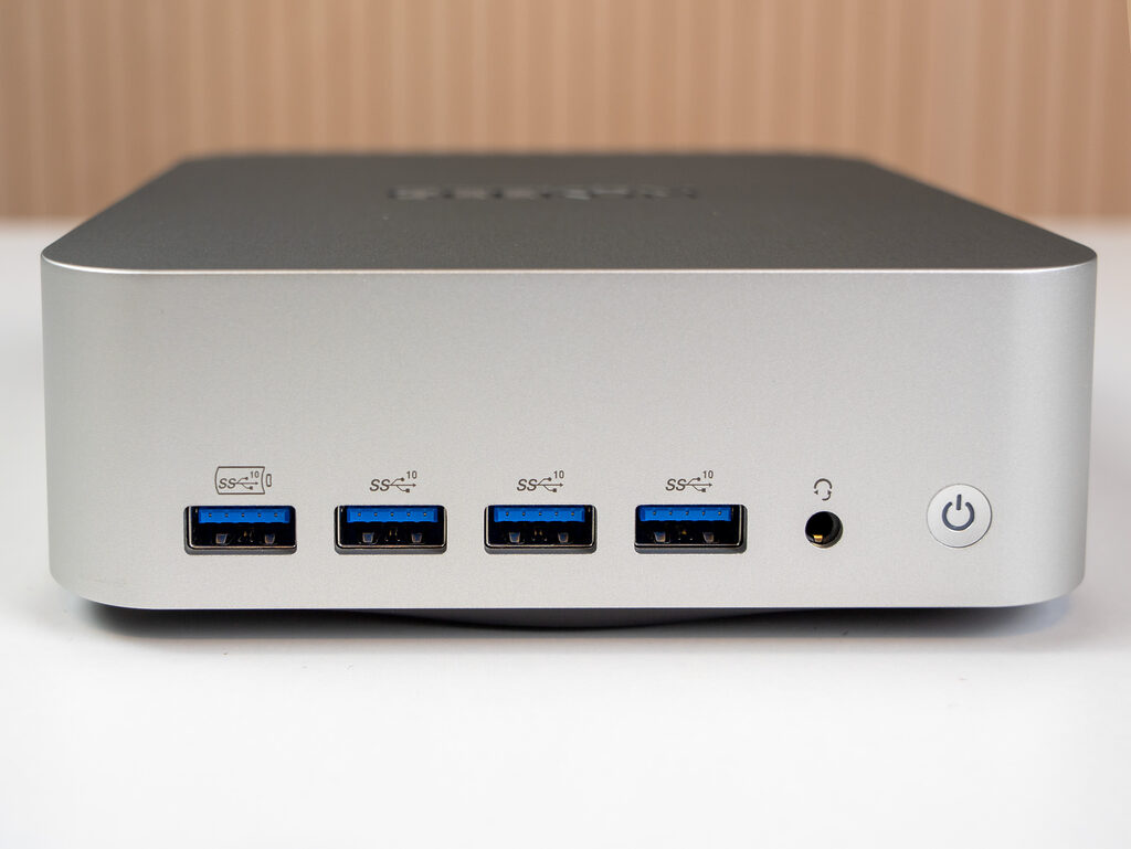 Vier USB 3.2 Gen 2 Anschlüsse (Typ A), ein kombinierter Mikrofon-Kopfhörer-Anschluss (3.5 mm Klinke) und der Power-Button an der Front