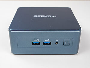 Frontabbildung mit zwei USB 3.2-Anschlüssen und einem Mikrofon-Kopfhörer-Klinkenstecker