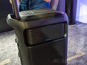 Wenn die Frontlautsprecher verstaut werden, laden diese automatisch. Diese sind auch farblich markiert. (Nebula X1 Pro)