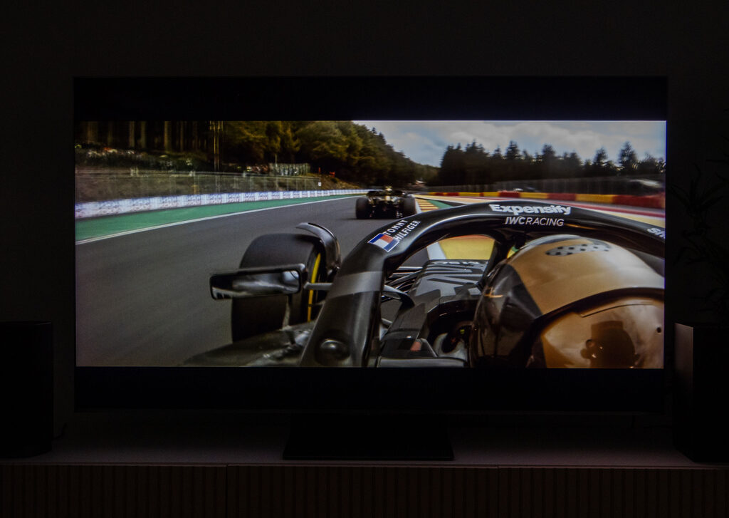 Der TCL Q8C (C8K) ist in den XL-Varianten mit 85 und 98 Zoll eine echte Alternative zum Projektionskino. Die Bildqualität ist allemal besser. 