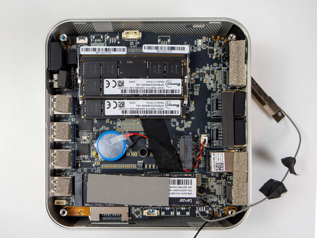 Wer ans Innenleben des Geekom A9 Max gelangen möchte, sollte die Bluetooth- und WLAN-Antennen abschrauben, um die Verbindungen nicht zu beschädigen/lösen. 