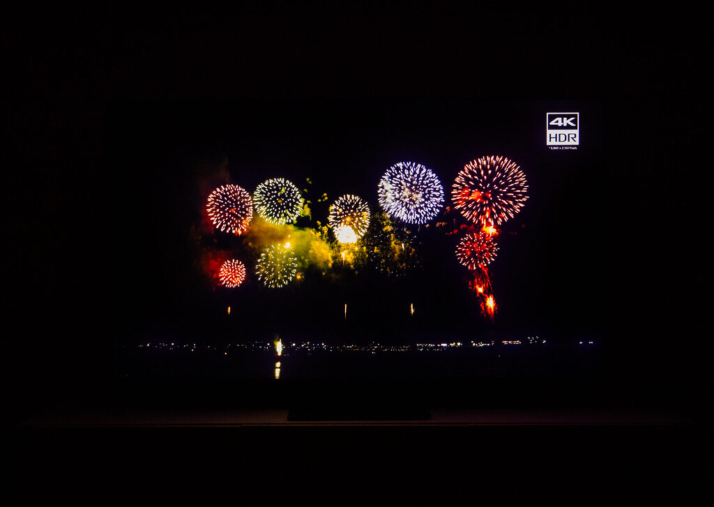 Der TCL Q8C (C8K) ist ein Kontrast-Monster! Schwierige Bildinhalte wie z.B. dieses Feuerwerk meistert der TV mit Bravour.