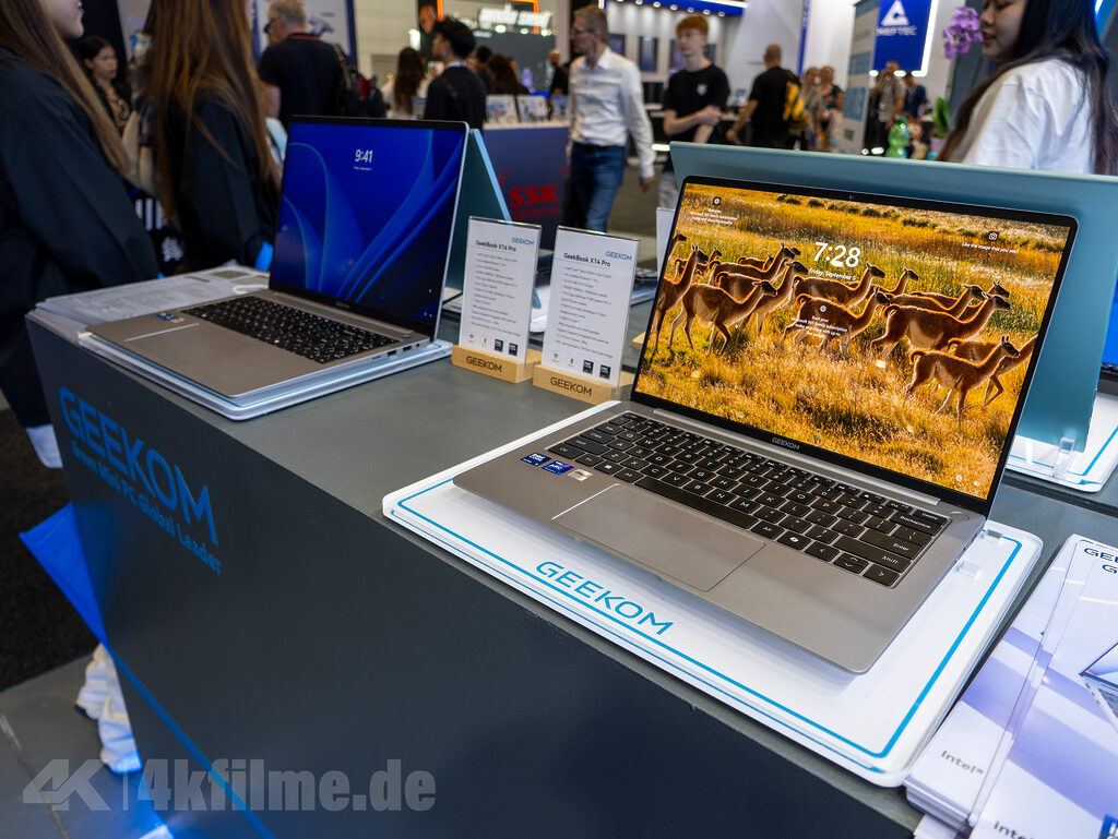 Die ersten Laptops von Geekom, das GeekBook X16 Pro mit IPS-Display (links) und das GeekBook X14 Pro mit OLED-Panel (rechts)