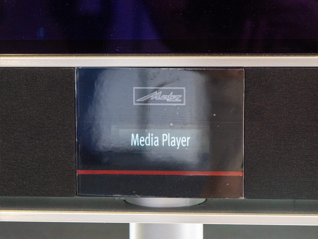 Ikonisch: Das LED-Frontdisplay des Metz Primus 77 - sogar noch mit Schutzfolie =)