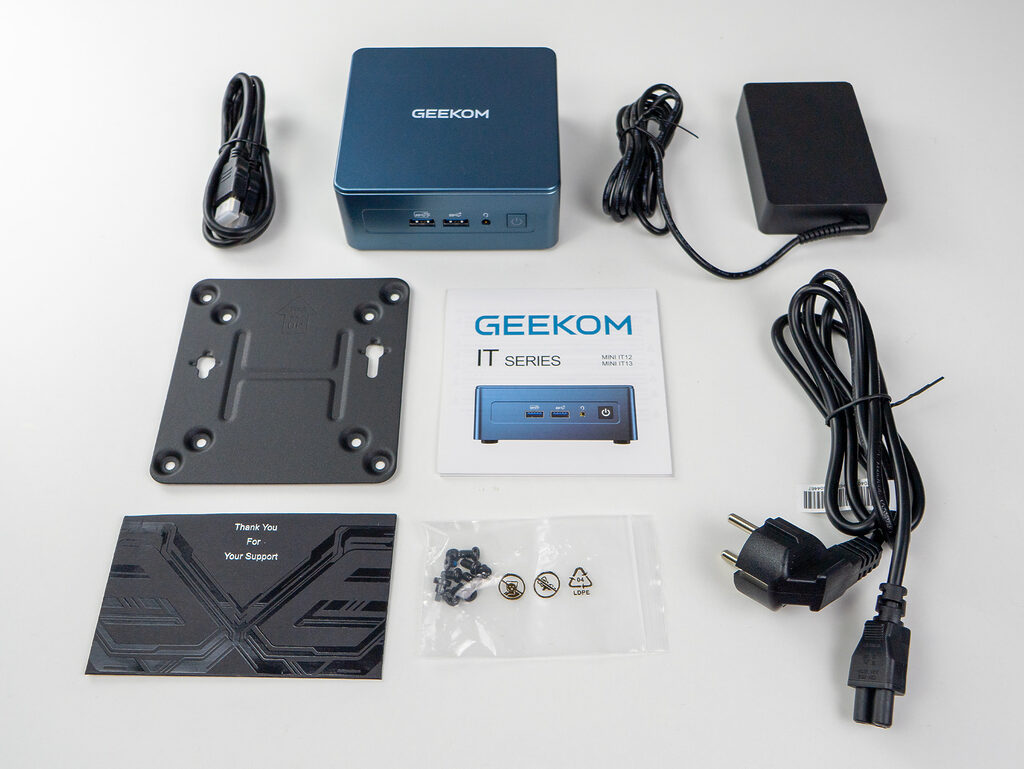 Der Lieferumfang des Geekom IT13 2025-Edition ist typisch für den Mini-PC-Hersteller. 