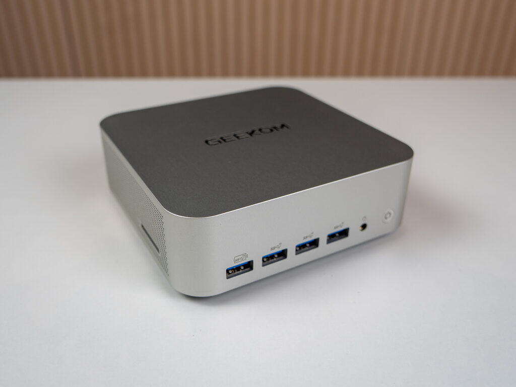 Das stabile Metallgehäuse und die größeren Abmessungen des Geekom A9 Max machen den Mini PC zum Hingucker. 