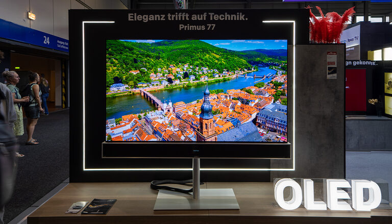 Metz verrät die Preise seines 4K-OLED-Fernsehers Primus 77 mit twin R-Konzept auf der IFA 2025