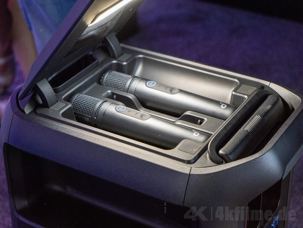 Unter dem Deckel des Nebula X1 Pro verbergen sich zwei Mikrofone für Karaoke-Partys und Moderationen. 