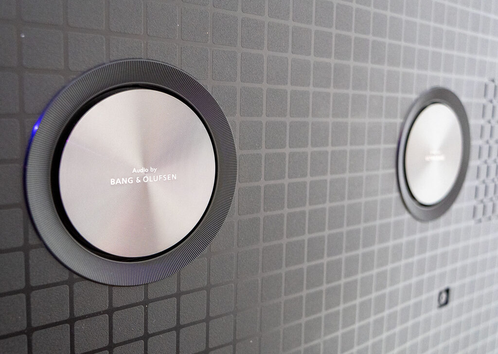 Nur weil Bang & Olufsen auf den Mini-Subwoofern des TCL Q8C steht, klingen diese auch nicht voller. 