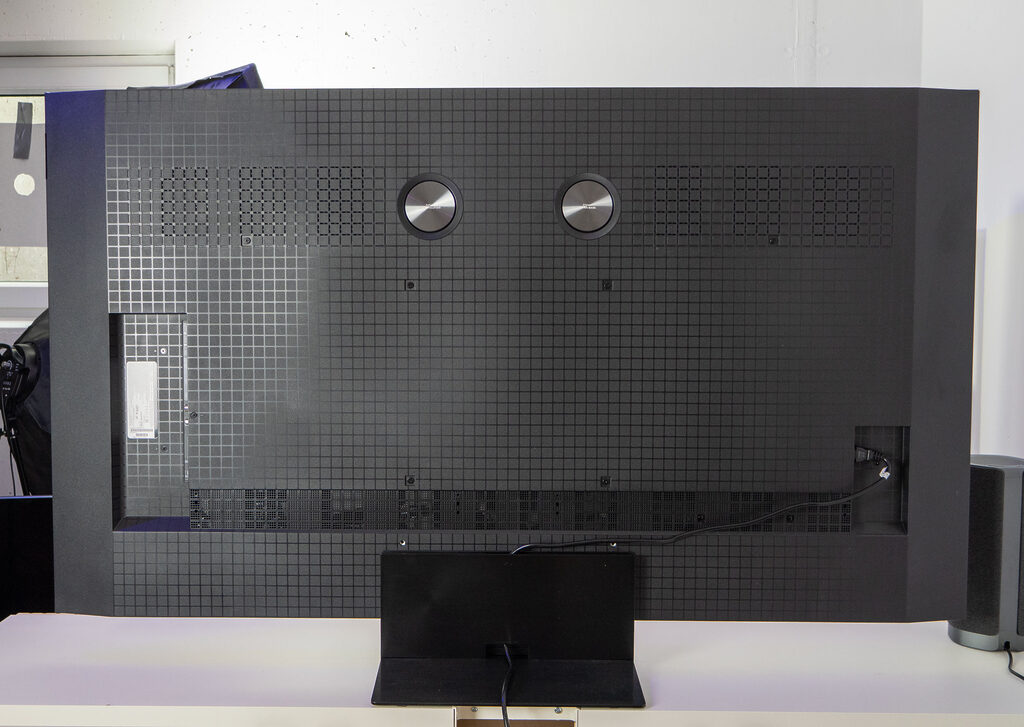 Die Rückseite des TCL Q8C (C8K) würden wir als funktional-schick bezeichnen. 