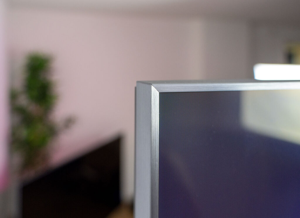 Das Display des TCL Q8C (C8K) wird von einem extrem schlanken Displayrahmen (ZeroBorder-Design) eingefasst. 