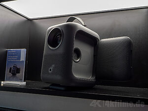Der Anker P1i besticht durch seine seitlich ausklappbaren Lautsprecher für einen "echten 2.0 Stereo-Sound".