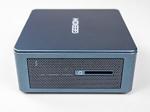 Auf der linken Seite begrüßt uns der IT13 Mini-PC it einem SD-Kartenleser
