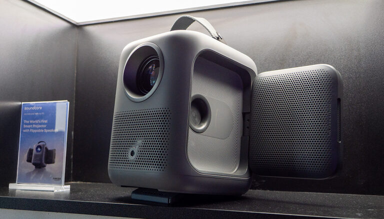 Soundcore P1 & P1i: Mobile Projektoren mit abnehmbaren Lautsprechern und „Stereo-Ohren“
