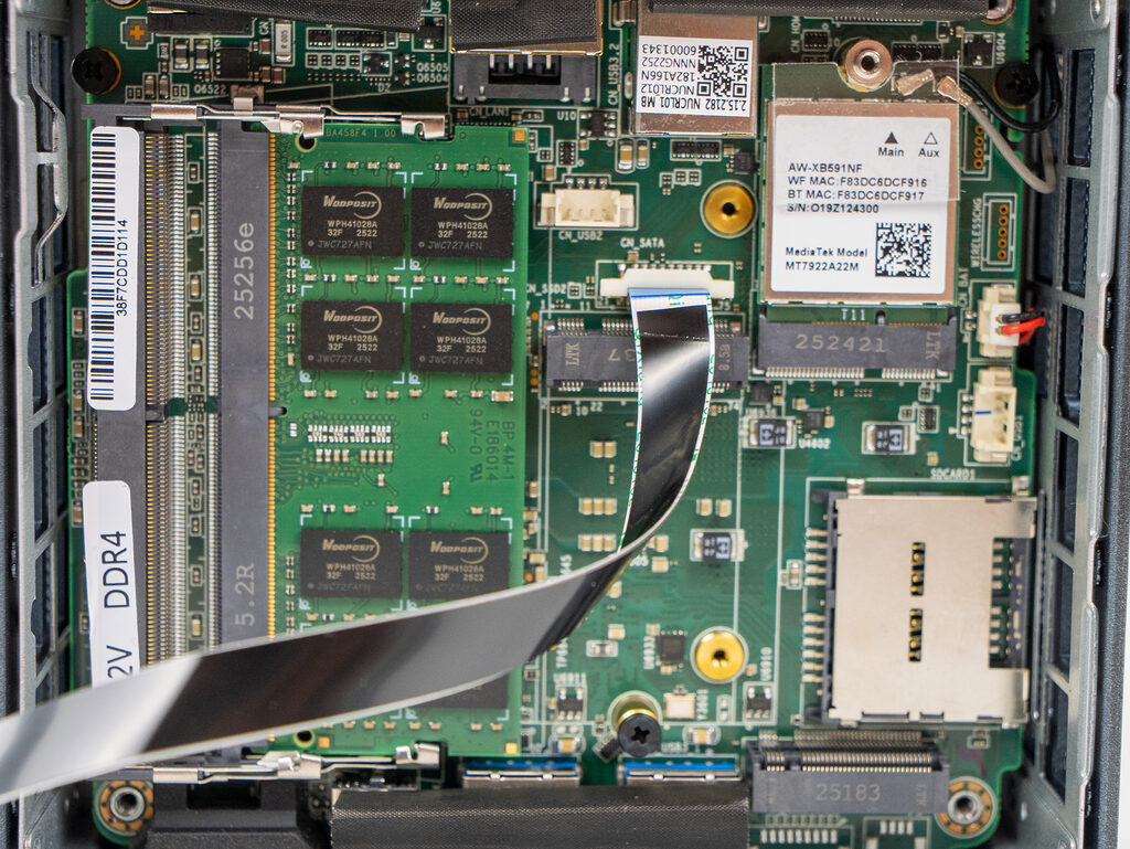 Das kombinierte WLAN-Bluetooth-Modul versteckt sich hinter der NVMe-SSD