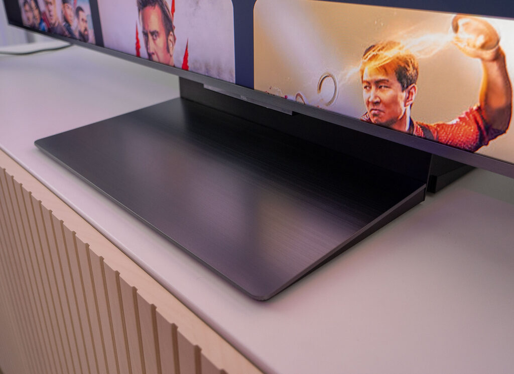 Der Standfuß des TCL Q8C (C8K) wirkt, als wäre er aus gebürstetem Metall gefertigt, ist jedoch zum größten Teil aus Kunststoff