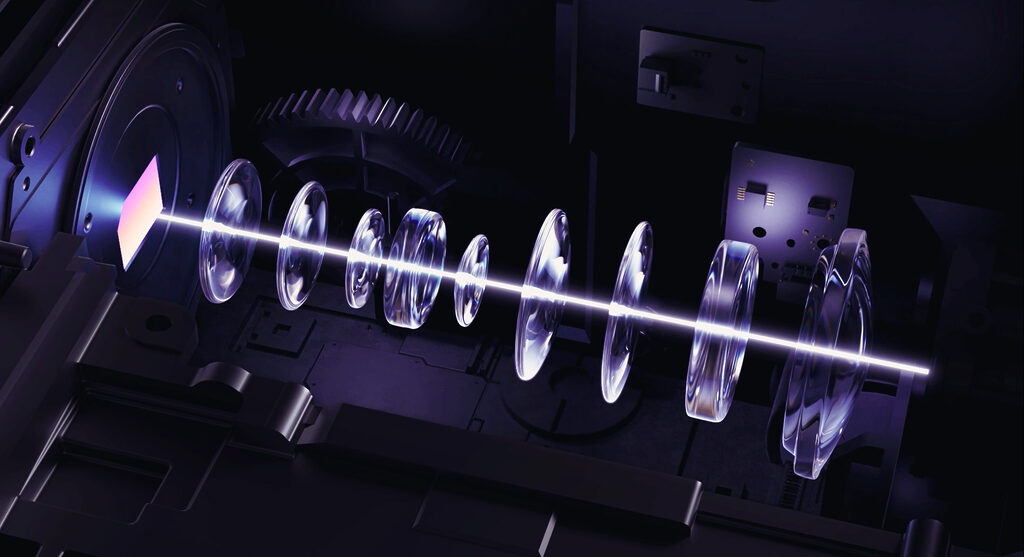 Das X-Master Red Ring Objektiv besteht aus 9 hochreinen Spezialglas-Elementen für eine maximale Lichtdurchlässigkeit, einen perfekten Zoom und reduzierte Abweichungen zum Bildrand. 