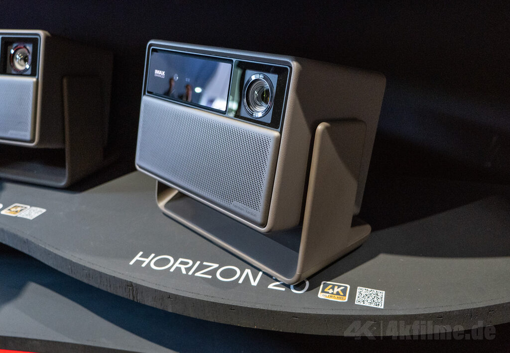 Bereits das Basis-Modell XGIMI Horizon 20 liefert mit 3.200 ISO-Lumen eine höhere Helligkeit als der Vorgänger. Die Max-Version schafft bis zu 5.700 ISO-Lumen. 