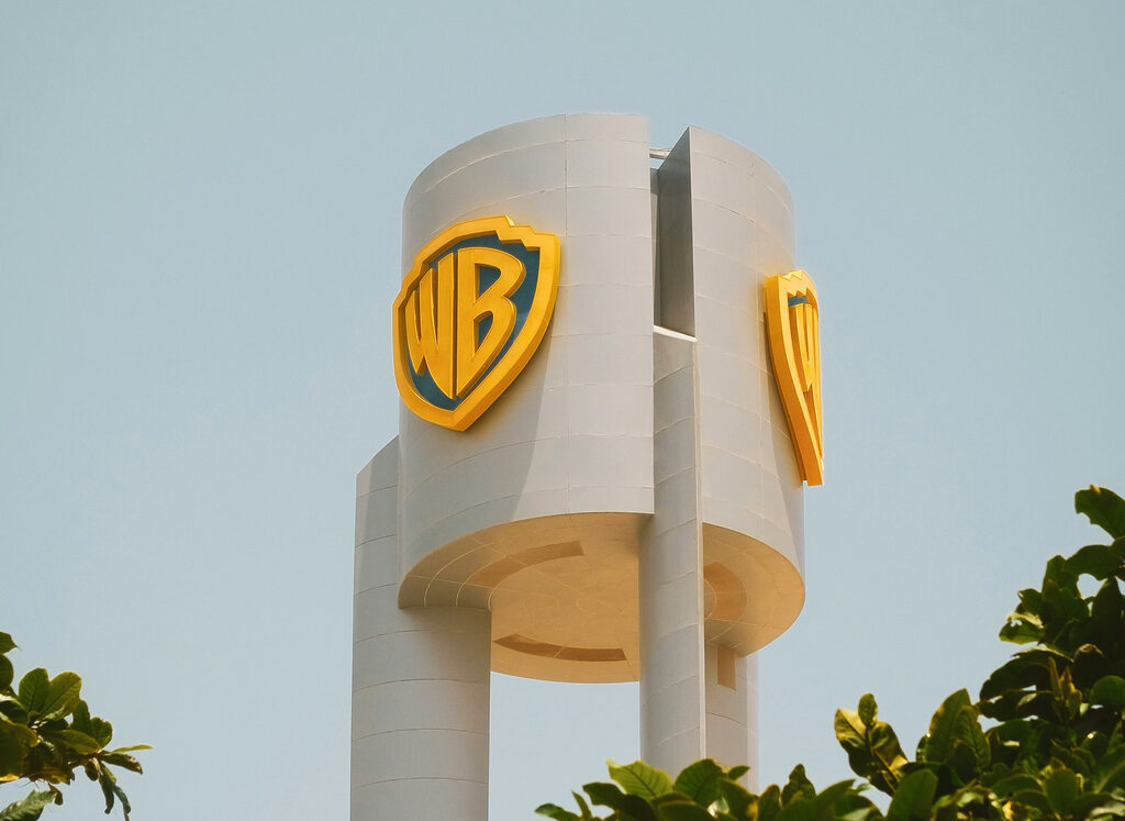 Warner Bros. Discovery weckt Interesse bei großen Konzernen.
