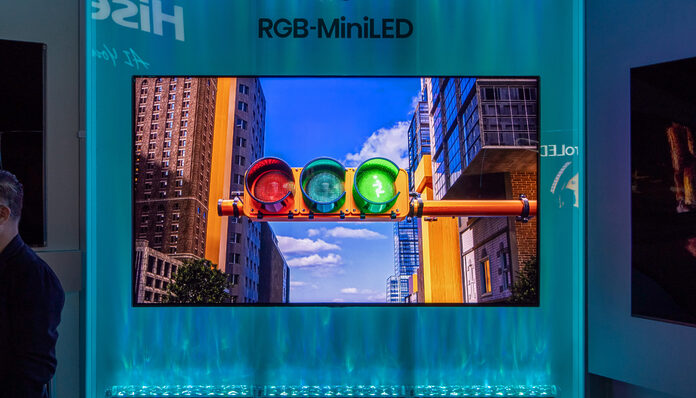 Grünes Licht für den Hisense 116UXQ: Der 4K RGB-Mini-LED-Fernseher mit 116 Zoll kann online bestellt werden!