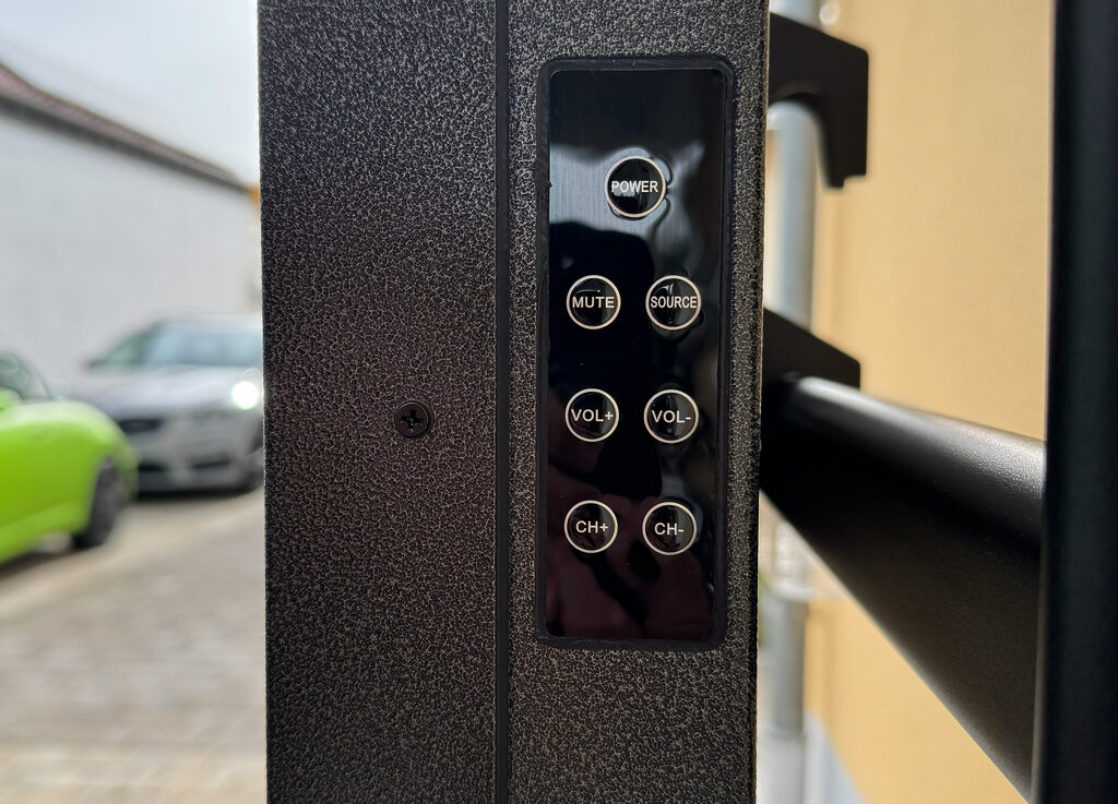Die Funktionstasten an der Seite des Sylvox Outdoor-TV