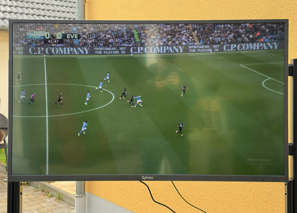 Fußball lässt sich am Sylvox Outdoor-TV ebenfalls gut vefolgen. Hier nochmal der Hinweis, dass wir den TV mit indirekter Sonneneinstrahlung "gequält" haben. Beschattet sieht das Bild noch besser aus.