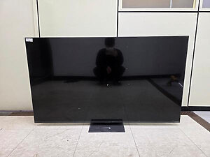 Die 65-Zoll-Variante des QNED86B mit mittigem Standfuß