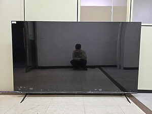 Der QNED85B mit 86 Zoll besitzt seitliche Standfüße.