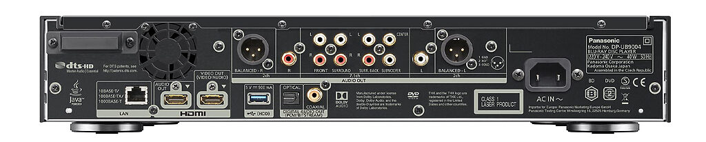 Allein der Blick auf die Anschlüsse des Panasonic DP-UB9004 reicht aus, um zu verstehen, in welchem Ausstattungssegment wir uns bewegen.