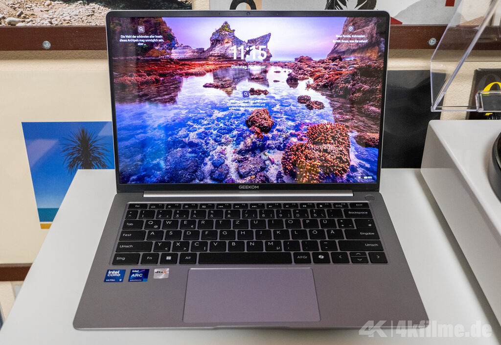 Das AMOLED-Display des GeekBook X14 Pro strahlt (im positiven Sinn). 