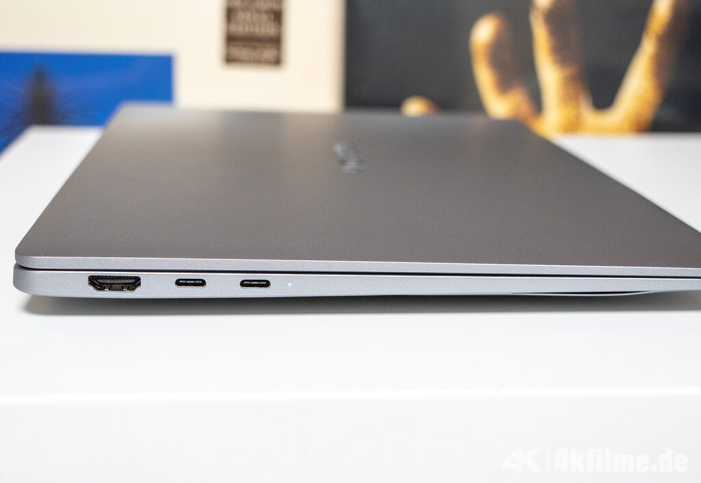 Anschlüsse auf der rechten Seite: Ein HDMI 2.0-Port (volle Größe) und zwei USB 4.0-Anschlüsse (Typ-C 40 Gibt/s) die vom LED-Statuslicht des Akkus begleitet werden.