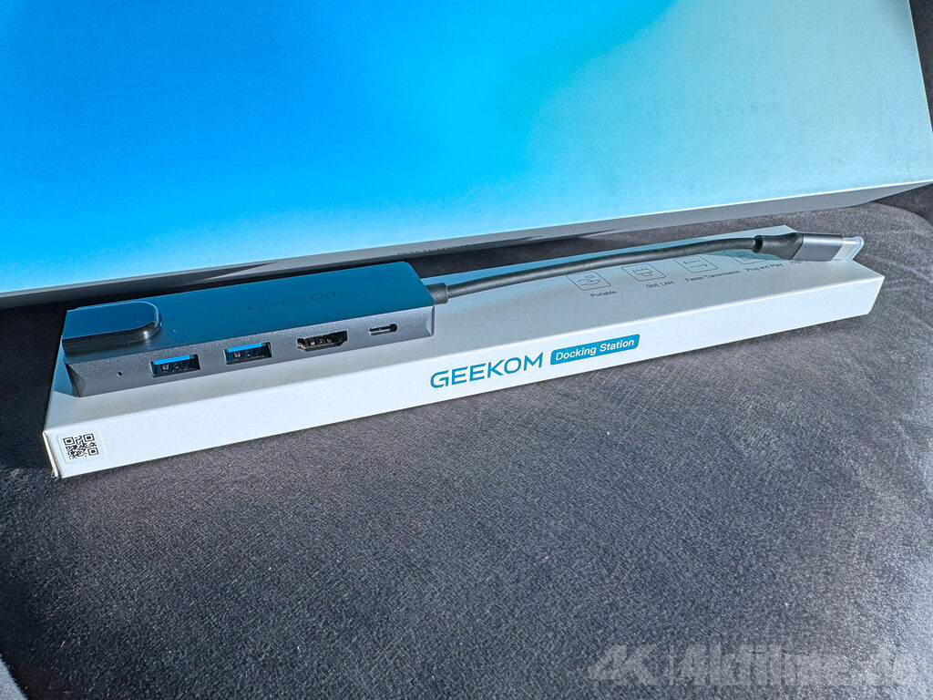 Die Geekom USB-C-Dockingstation bietet einen HDMI 1.4-Anschluss, einen 1 Gbit LAN-Port, zwei USB 3.0-Anschlüsse sowie einen USB-C-Anschluss für 100 Watt PowerDelivery. 