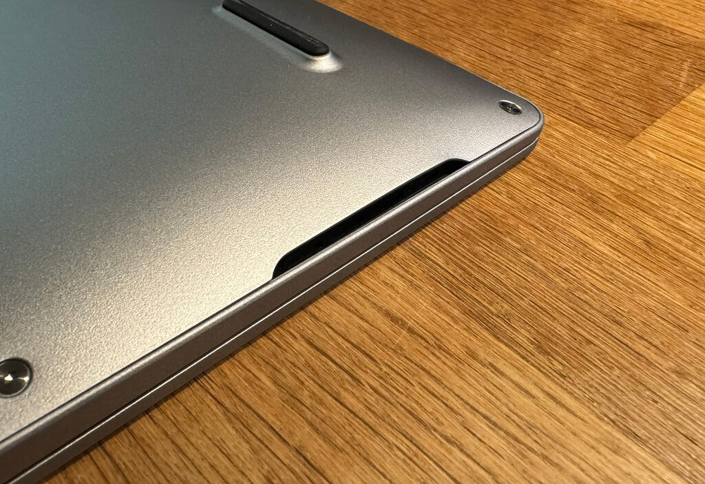 Die Lautspercher sind links und rechts an der Unterseite angebracht. Diese klingen angenehm, sind aber jetzt kein herausragendes Feature des Geekom Ultrabooks. 