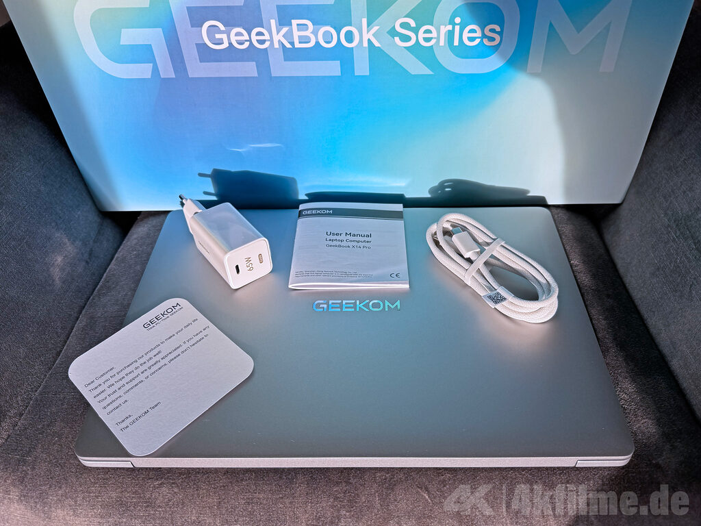 Der Lieferumfang ist Geekom-typisch logisch-funktional: Das Geebook X14 Pro, der GaN-Netzadapter, ein 1.8 Meter langes USB-C zu USB-C-Kabel, eine Dankeskarte und eine multilinguale Bedienungsanleitung.