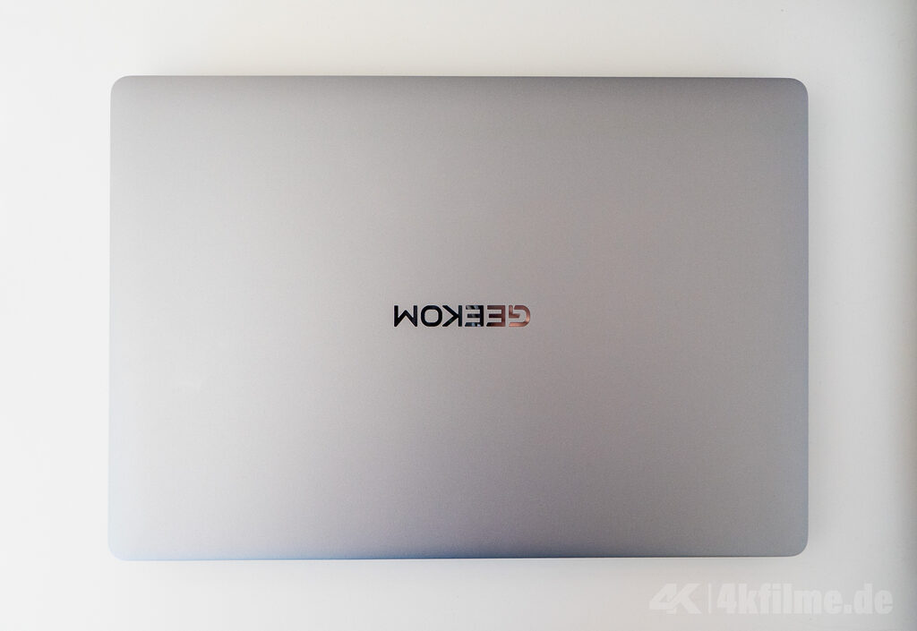 Das GeekBook X14 Pro Ultrabook gibt sich dezent und überzeugt mit einem sehr guten Verhältnis zwischen Performance und Portabilität. 