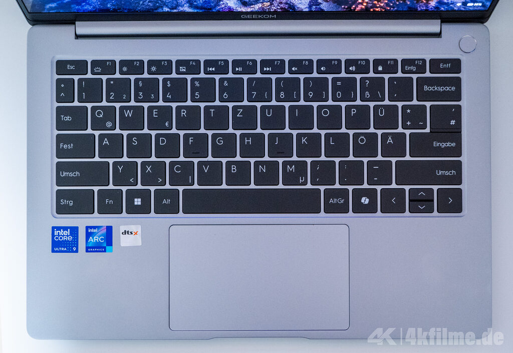 Die Tastatur hat eine gute Anordnung der Tasten mit überdurchschnittlich großen Buchstaben. Die Funktionstasten sind beschriftet und nicht nur mit Symbolen versehen (Enter, Backspace etc.). Nur die Aufteilung der Cursor-Tasten finden wir nicht ganz so stark.