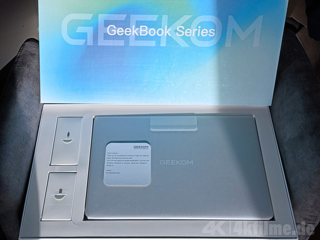 Direkt nach dem Auspacken gewährt uns Geekom den Blick auf das neue GeekBook X14 Pro sowie das noch verpackte GaN-Netzteil samt USB-C-Anschlusskabel. 