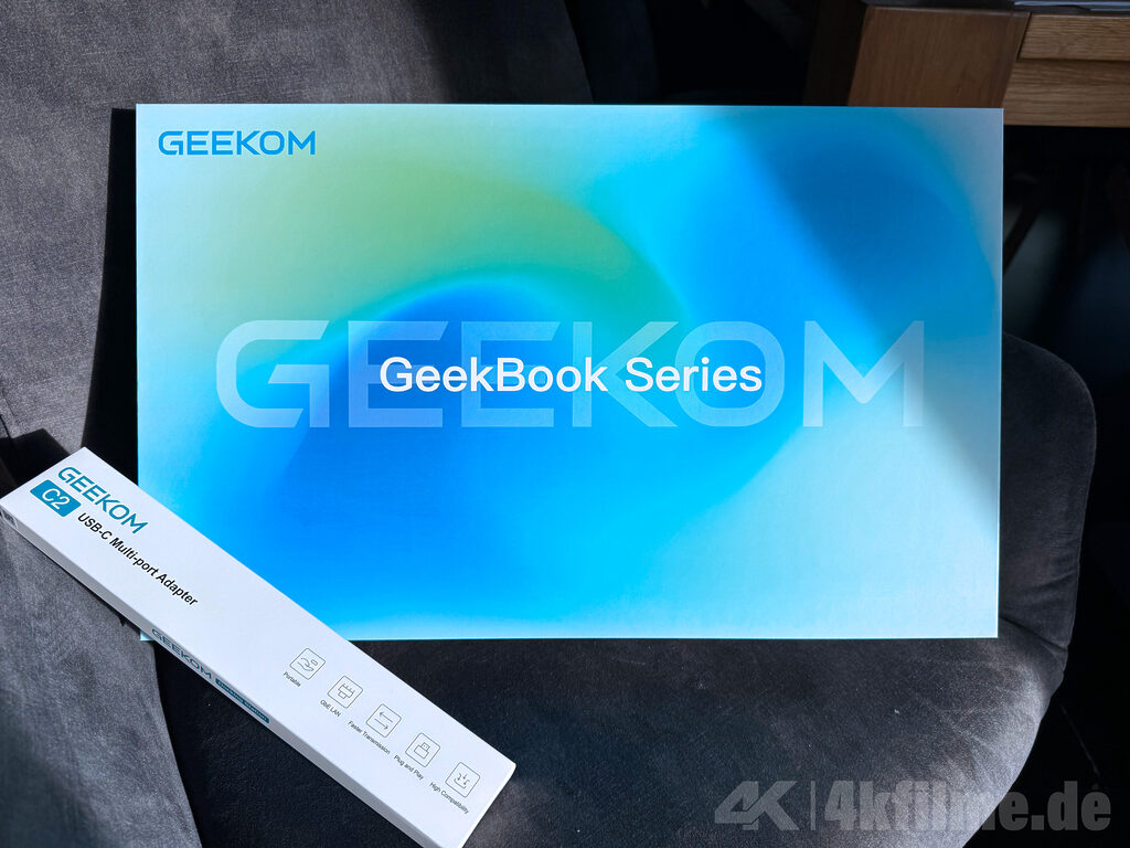 Die Verpackungen des Geekom GeekBook X14 Pro und der kostenlosen USB-C-Dockingstation. 